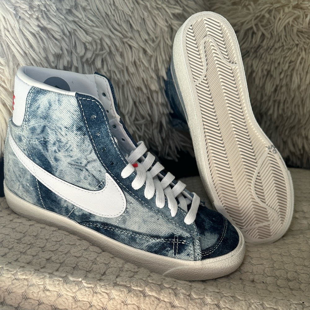 Brand new women’s Nike high top sneakers